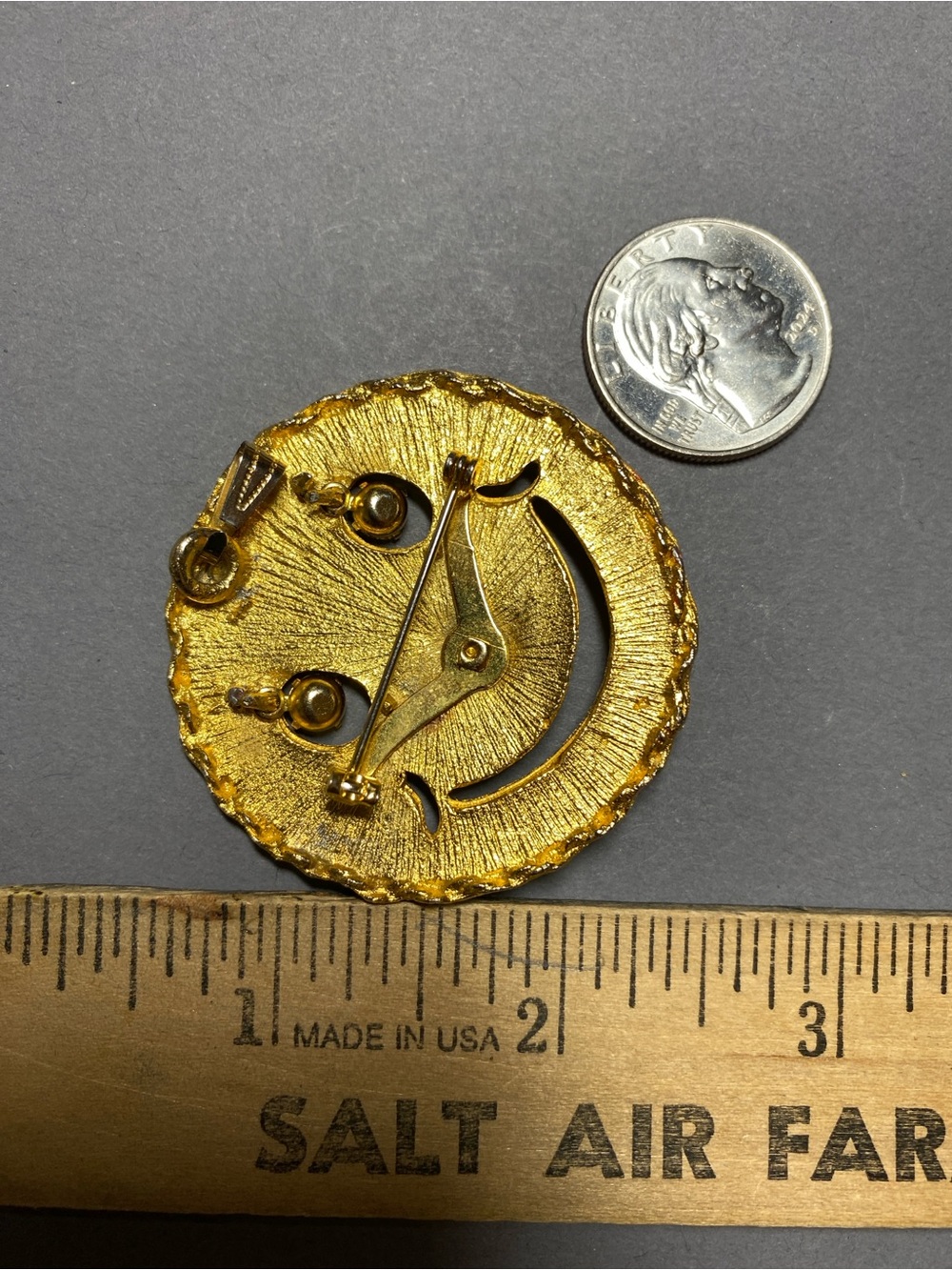 Vintage rhinestone gold tone smile face pin pendant - Picture 3 of 4